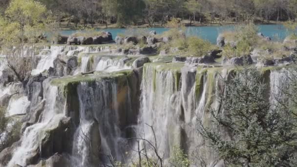 白の滝と玉龍雪山 雲南省 — ストック動画