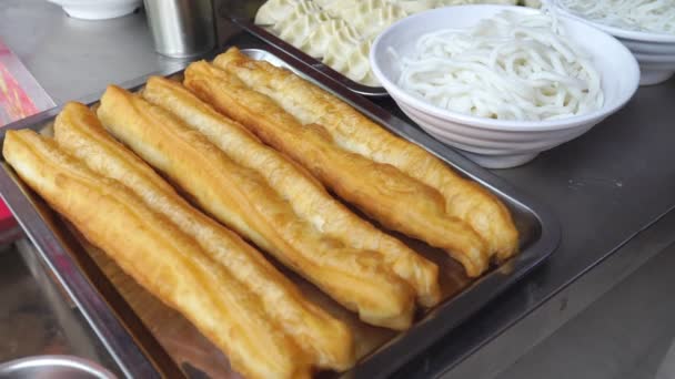 Gemeinsame Frühstücksspeisen China Frittierte Teigsticks Youtiao Reisnudeln Und Knödel Auf — Stockvideo