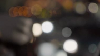 Thapae yolda gece trafik bokeh, Chiang Mai , Tayland.