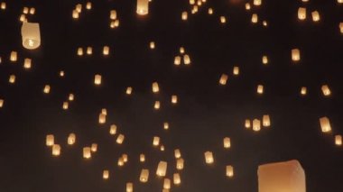 Loy Krathong festivalinde yüzen turist gökyüzü fenerleri, Chiang Mai, Tayland
