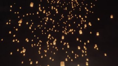 Loy Krathong festivalinde yüzen turist gökyüzü fenerleri, Chiang Mai, Tayland
