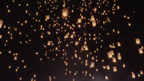 Τουριστικά Πλωτά Φανάρια Ουρανό Στο Loy Krathong Φεστιβάλ Τσιάνγκ Μάι — Αρχείο Βίντεο