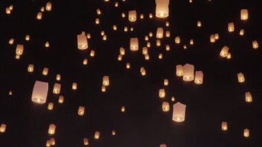 Loy Krathong festivalinde yüzen turist gökyüzü fenerleri, Chiang Mai, Tayland