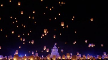 Loy Krathong festivalinde yüzen turist gökyüzü fenerleri, Chiang Mai, Tayland