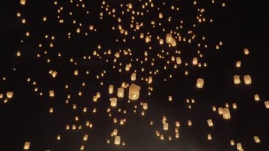 Loy Krathong festivalinde yüzen turist gökyüzü fenerleri, Chiang Mai, Tayland