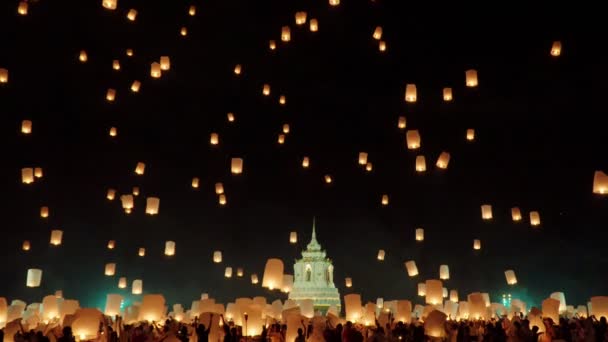 Tourist Floating Sky Lanterns Loy Krathong Festival Chiang Mai Tailândia — Vídeo de Stock