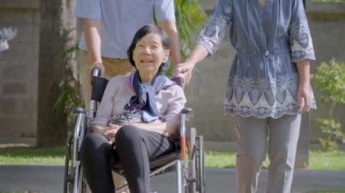 Oğlum ve kızım hukuk yaşlı anne arka bahçede bakıyorum