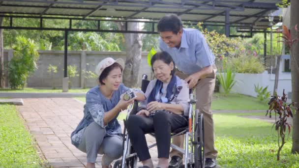 法律上的儿子和女儿在后院照顾年迈的母亲 — 图库视频影像