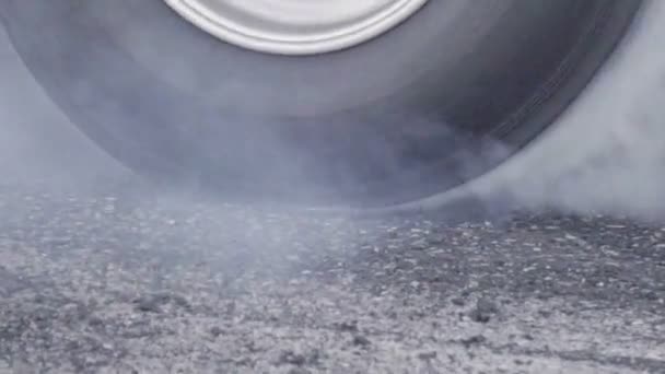拖着赛车的汽车为了准备比赛而把轮胎上的橡胶烧掉了 — 图库视频影像
