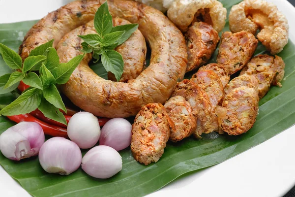 Nordthailändische Wurst oder Sai-Aua, gefüllt mit gehackten Zitronengras — Stockfoto