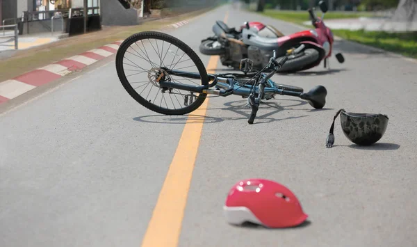 Choques de conducción borracho, Accidente de coche accidente con bicicleta en la carretera . —  Fotos de Stock