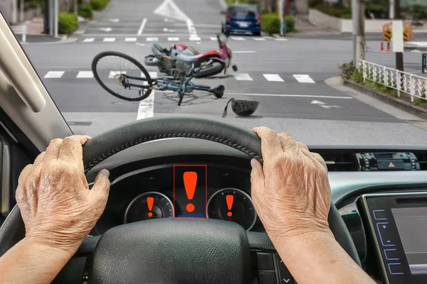 Bilolycka med Senior Citizen driver i City — Stockfoto