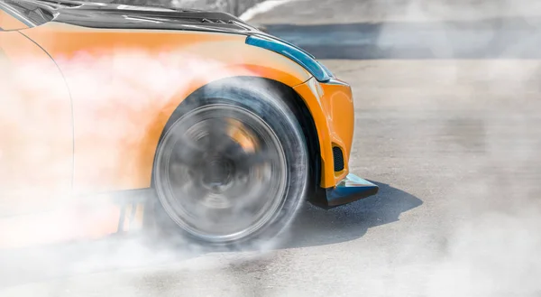 Yarış pistinde yarış arabası drift — Stok fotoğraf