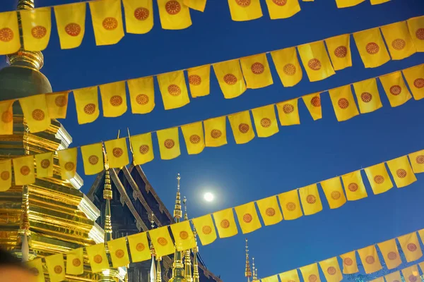 Dhammachak-flagget eller thailandsk buddhistisk flagg i tempelet som er i utstrakt bruk i Thailand – stockfoto