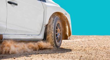 Toprak yolda yarış arabası.