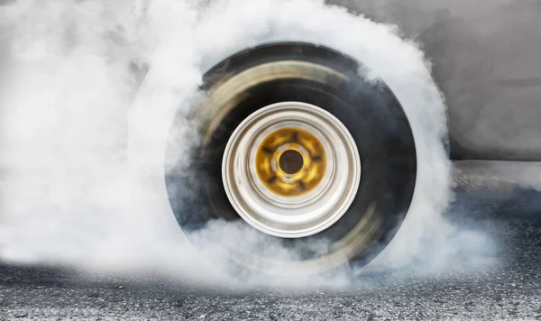 Dragracing bil bränner gummi av dess däck inför th — Stockfoto
