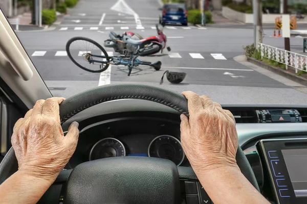 Autounfall mit Seniorin in der Stadt — Stockfoto