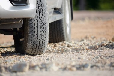 Toprak yolda toprak yol lastiği