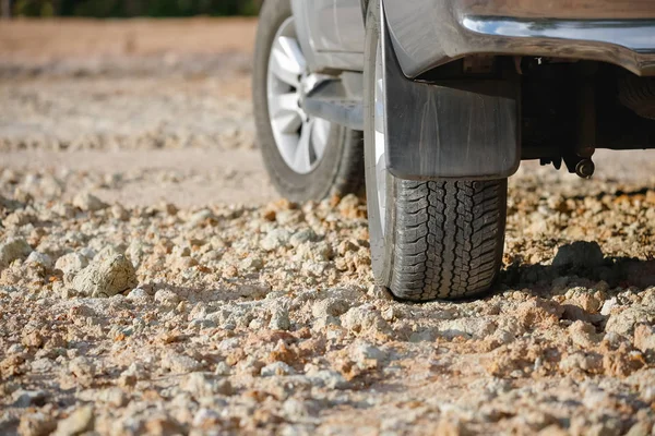 Dirt Road Tire op onverharde weg — Stockfoto
