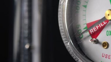 Düşük oksijen veya neredeyse boş bir tank tıbbi oksijen debimetre Close-Up gösterir