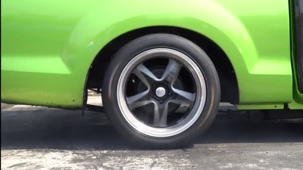 Drag Rennwagen Brennt Vorbereitung Auf Das Rennen Gummi Von Den — Stockvideo