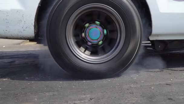 Drag Rennwagen Brennt Vorbereitung Auf Das Rennen Gummi Von Den — Stockvideo