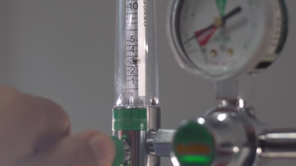 Close Verpleegkundige Hand Aanpassing Medical Oxygen Flowmeter Toont Laag — Stockvideo