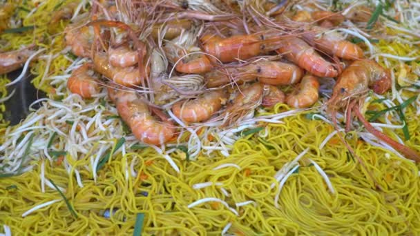Crevettes Thaï Pad Crevettes Nouilles Verre Sur Nourriture Rue Chiang — Video