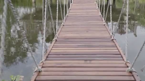 Caminando Sobre Puente Colgante Peatonal — Vídeo de stock