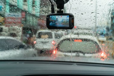 Trafik sıkışıklığı içinde arabanın içinden cam üzerinde yağmur damlaları