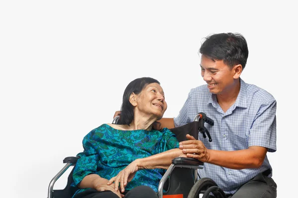 儿子照顾坐在轮椅上的年迈母亲 — 图库照片