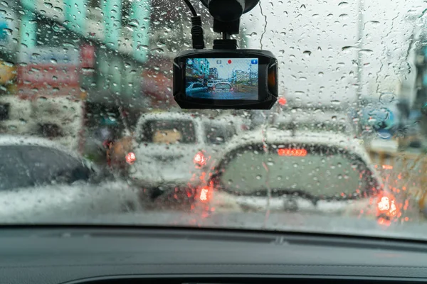 Gouttes de pluie sur le pare-brise de l'intérieur de la voiture dans les embouteillages — Photo