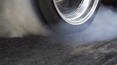 Yarışı hazırlamak için StartLine at yarış arabası yanma lastiği sürükleyin