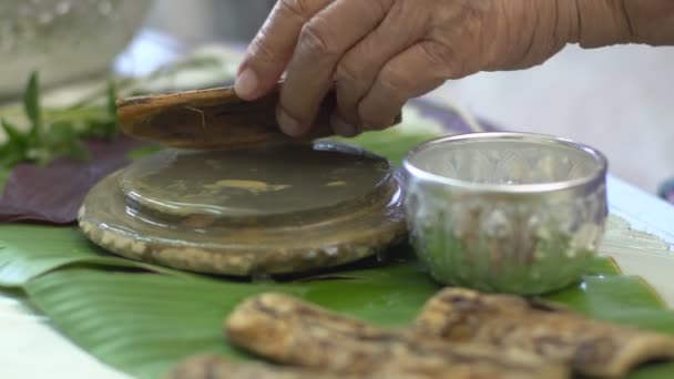 Thanaka Kräuterrindenschrubben Auf Kyauk Pyin Steinplatte Thanaka Ist Eine Beliebte — Stockvideo