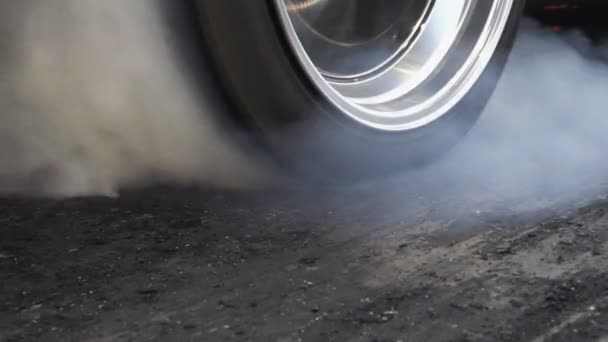 Sleep Racing Car Burning Tire Bij Startline Voorbereiding Race — Stockvideo