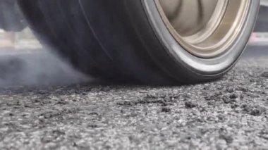 Yarışı hazırlamak için StartLine at yarış arabası yanma lastiği sürükleyin