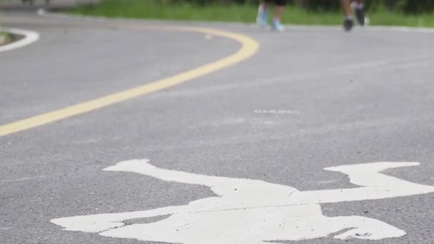 特写中年夫妇在公园一起慢跑和跑步 — 图库视频影像