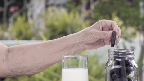 Äldre Hand Doppning Och Rör Choklad Kaka Mjölk Glas — Stockvideo