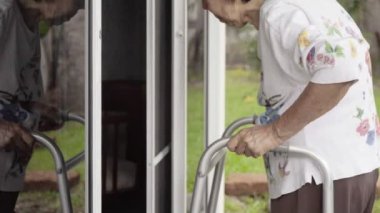 Kilit açılış ön kapı ile yaşlı kadın.