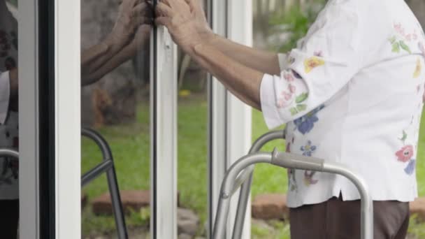 Äldre Kvinna Med Nyckel Öppning Ytterdörr — Stockvideo