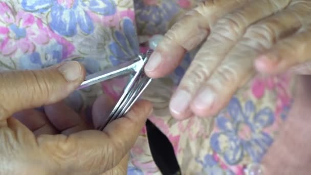 Oudere Vrouw Proberen Gesneden Nagels — Stockvideo