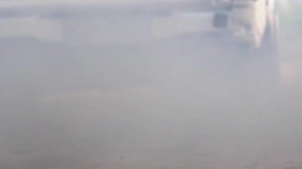 Luftföroreningskris Staden Från Avgasrör Från Dieselfordon Väg — Stockvideo