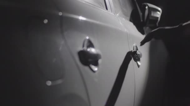 Κλέφτης Αυτοκινήτων Χρησιμοποιώντας Ένα Εργαλείο Για Σπάσει Ένα Αυτοκίνητο — Αρχείο Βίντεο