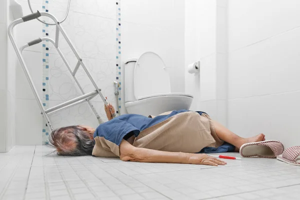 Donna anziana che cade in bagno perché superfici scivolose — Foto Stock