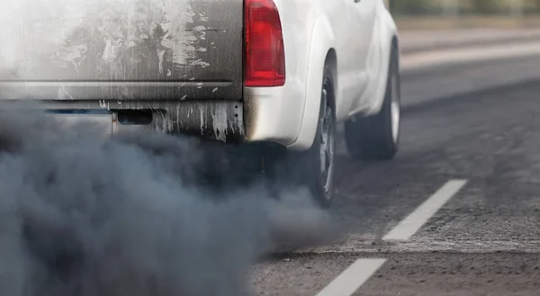 Crisis de contaminación atmosférica en la ciudad a partir de tubos de escape de vehículos diesel en carretera — Foto de Stock