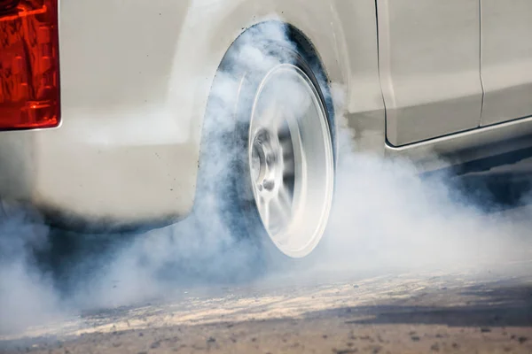 Drag гоночный автомобиль сжигает резину с его шин в рамках подготовки к й — стоковое фото