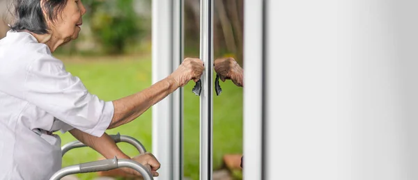 Donna anziana con chiave apertura porta d'ingresso . — Foto Stock