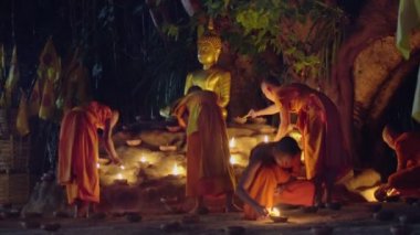 Chiang Mai Tayland-Mayıs 18: Visakha Bucha gün önemli olaylar Budist günü. Budist Keşiş ateş mumları Buddha 'ya. Mayıs 18, 2019 in Phan Tao Temple, Chiang Mai, Tayland..