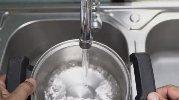 厨师将水灌到锅中 用优质声音录制 — 图库视频影像