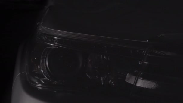 4x4 démarre le moteur et allume les phares la nuit. (Son du moteur diesel enregistré avec un son de qualité )